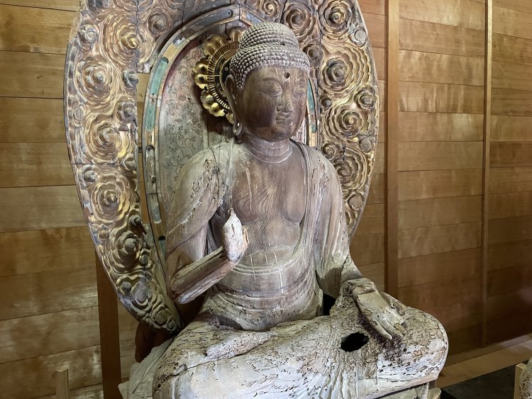 神社に祀られる仏教の仏像。福岡県「浮嶽（うきだけ）神社」。