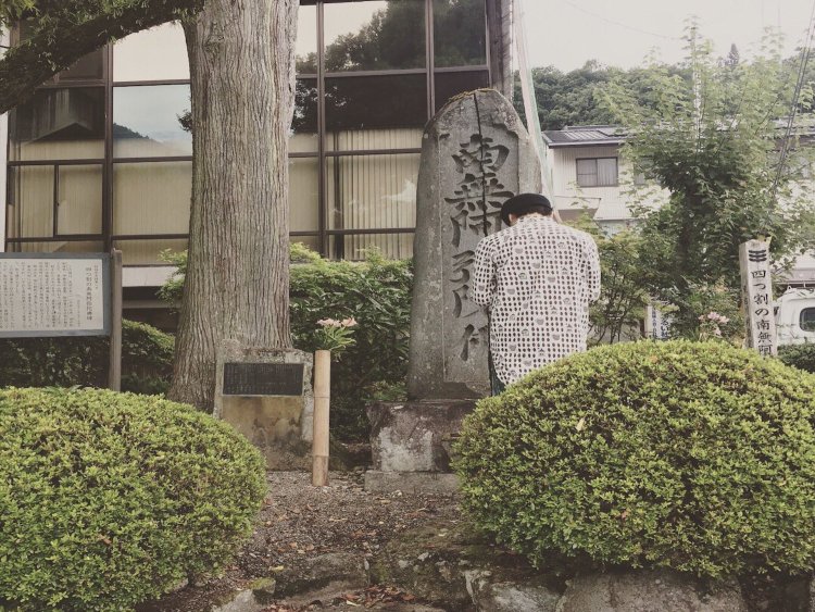 岐阜県にある四つ割の南無阿弥陀仏碑。