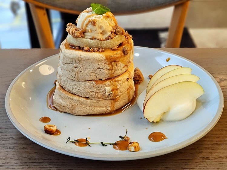 季節限定 シナモンキャラメルのアップルコブラー風パンケーキ1950円（数量限定）。