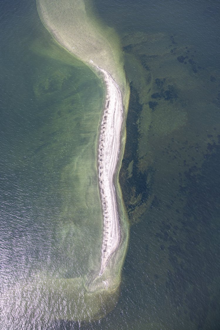岬の先端すぐ近くにある砂礫（されき）の州。関東大地震による隆起と砂の堆積の影響で、第一海堡と地続きになっていたこともあるらしい。