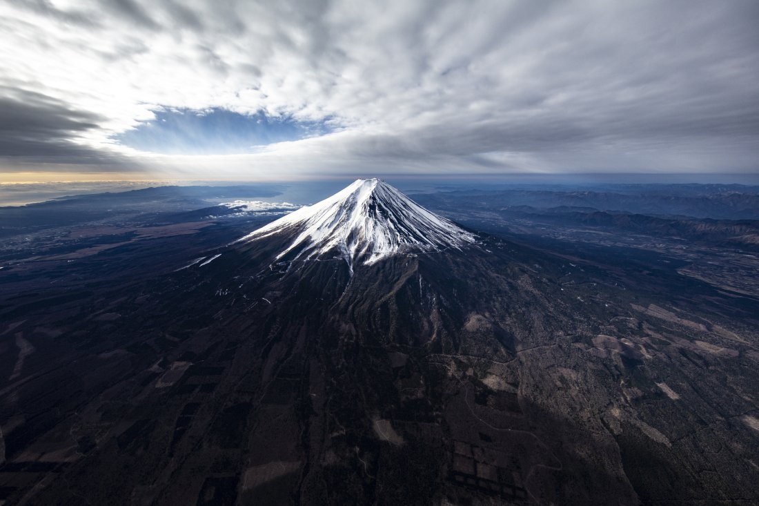 空から見るニッポン。ただいま、山梨県鳴沢村・富士山の上空です！