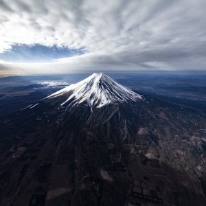 空から見るニッポン。ただいま、山梨県鳴沢村・富士山の上空です！