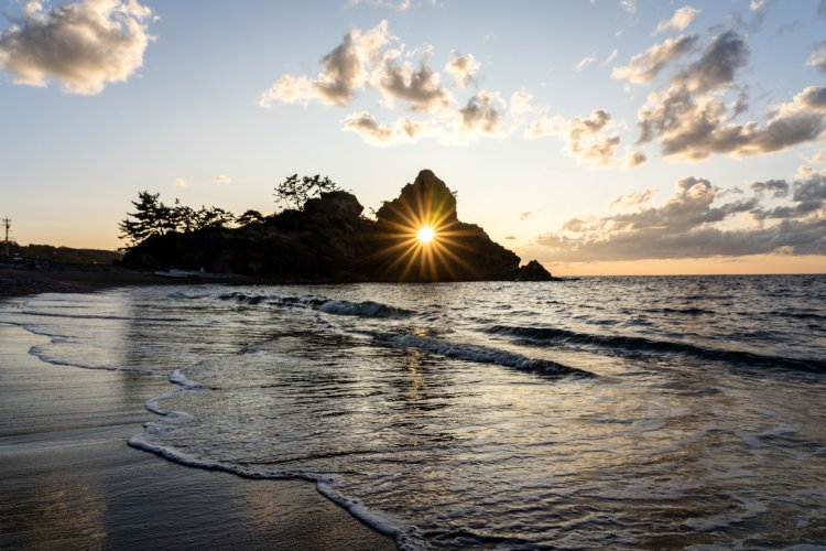 輪島市の曽々木（そそぎ）海岸の窓岩は岩の真ん中に穴が空いた奇岩。岩穴から差す絶景の夕日で知られていたが、地震で崩落した。