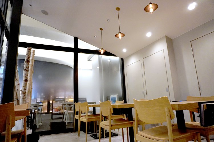 北欧をイメージした店内。店名の“Hus（フース）”はノルウェー語で“家”という意味。