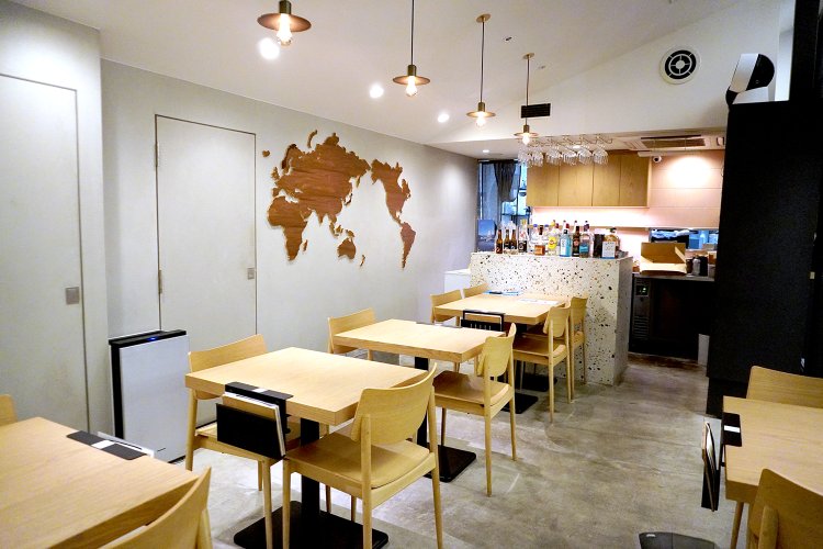 テーブル14席、テラス8席。店内は温かみが感じられて落ち着ける空間。