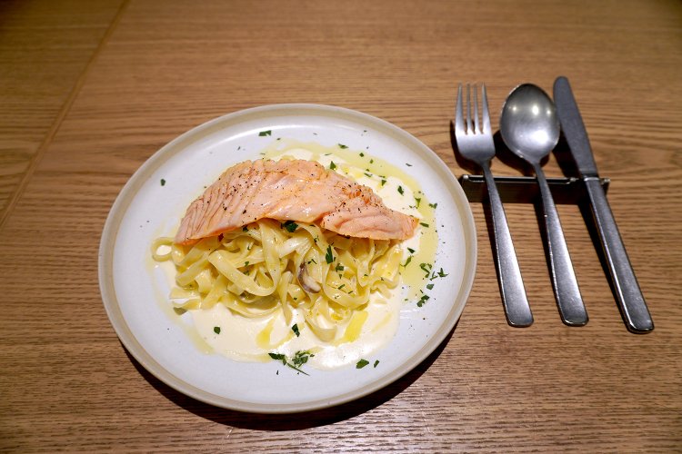 トリュフ香る炙りサーモンのクリームパスタ1650円。サーモンサラダ＆スープ付き。