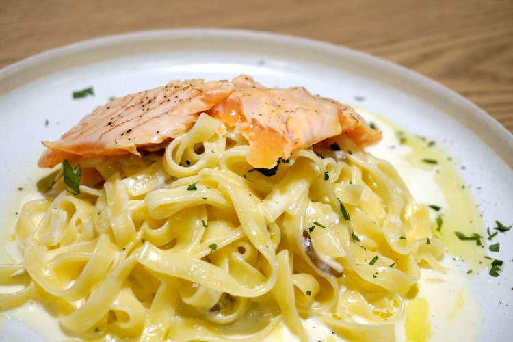 香りが立つように、提供する直前にトリュフオイルを回しかけている。おいしそうな見た目に加えて、トリュフの芳醇な香りが鼻孔をくすぐり、一層食欲をそそられる。