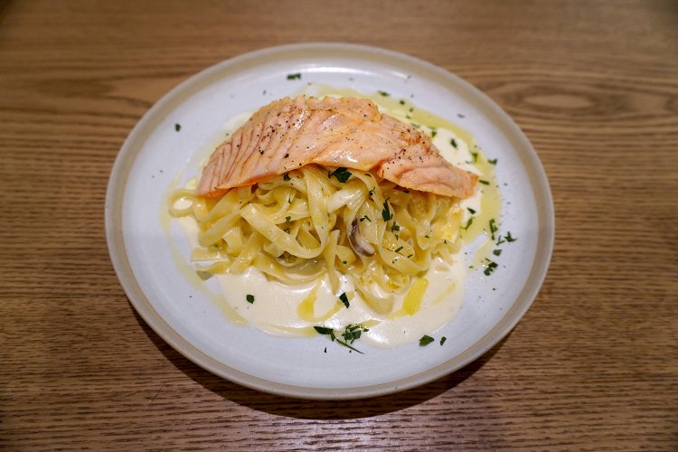 トリュフ香る炙りサーモンのクリームパスタ1650円。ランチにはサーモンサラダ＆スープが付く。