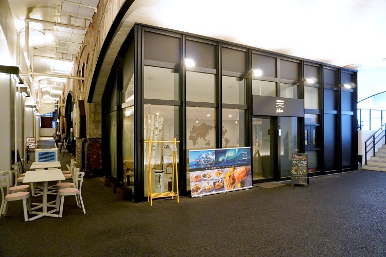 新橋方面寄りのH15区画に店を構える。