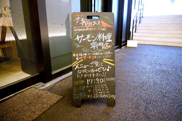 ランチタイムでも客のリクエストに応じて一部、夜メニューを提供している（席料あり）。