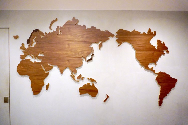 ノルウェーと日本の距離は8000km以上。フィンランドのヘルシンキから日本への直行便で新鮮なサーモンが毎日届く。