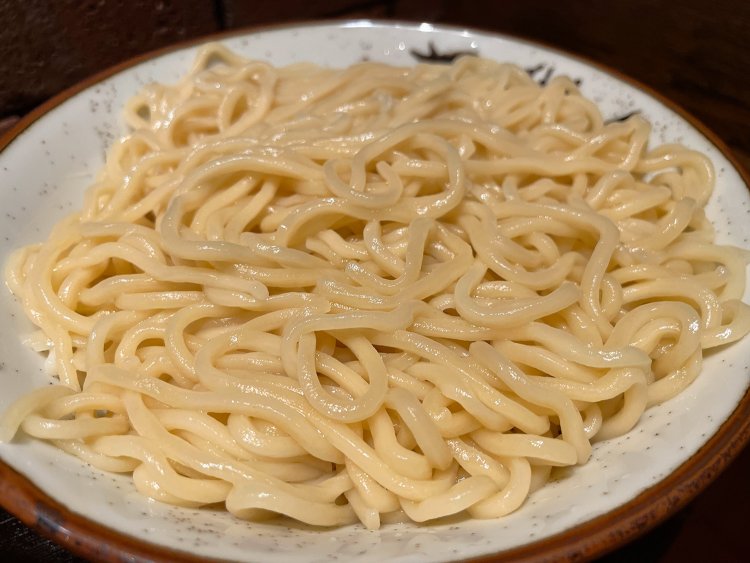 もっちり感とつるっと感の両立。食べやすさと食べごたえ、どちらも兼ね備える。つまり、『大勝軒』の自家製麺はおいしいのだ！