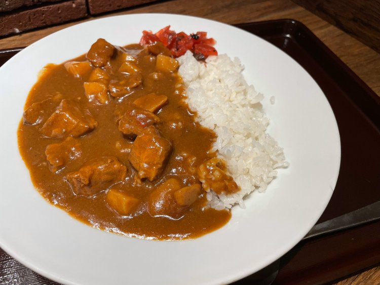 復刻版カレーライス1100円。2017年に神田カレーグランプリ、2019年「首都圏三大カレーの聖地バトル」で優勝し 「キング・オブ・ターバン」の称号を授与される。