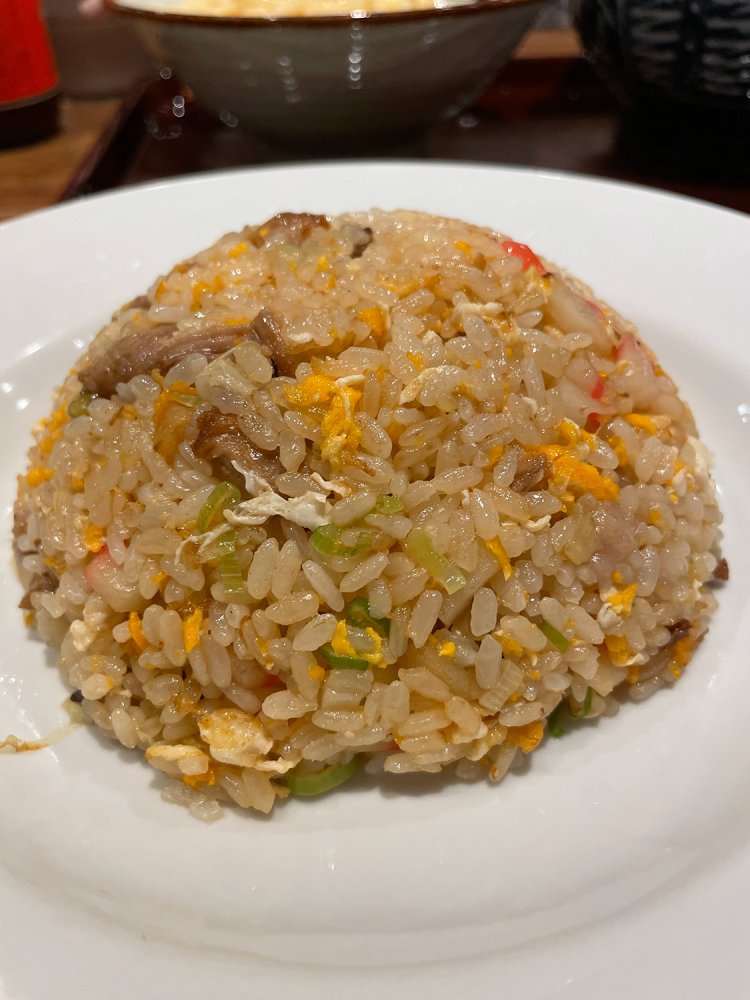 ラードのコクと、ナルトとチャーシューの塩気！ 一口噛み締めるたびに口の中に旨味が染みわたる復刻チャーハンは1100円。