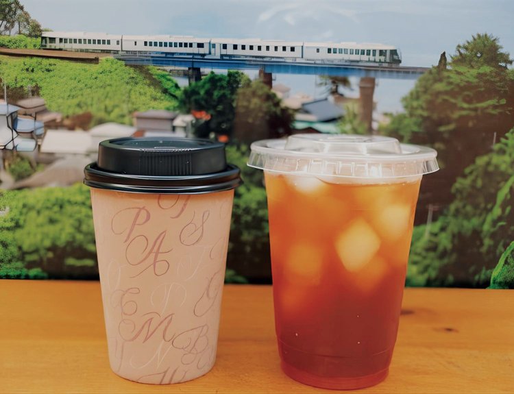 白神Cafe & Gallery コーヒー【アイス】（能代駅で受け取り）。