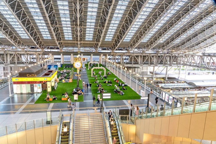 撮影場所（上・下）：ノースゲートビルディング 7階 通路。