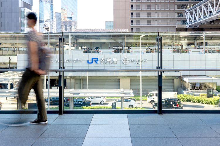 撮影場所：ＪＰタワー大阪とJR大阪駅をつなぐ歩行者デッキ。