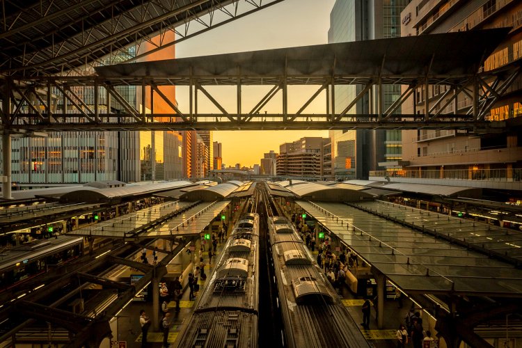 撮影場所：JR大阪駅3階 連絡橋口改札前。