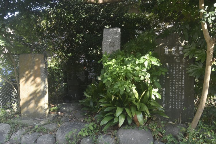 道の脇にひっそりとたたずんでいる勝長寿院跡の碑。