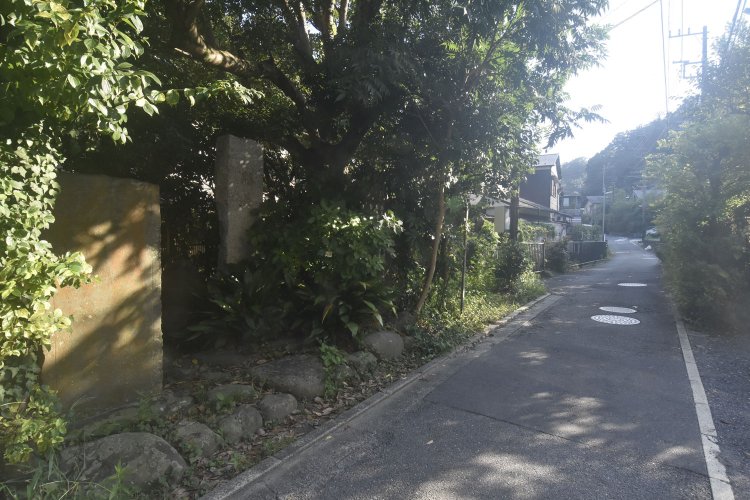 右手の奥に見える丘の向こうが東勝寺跡。