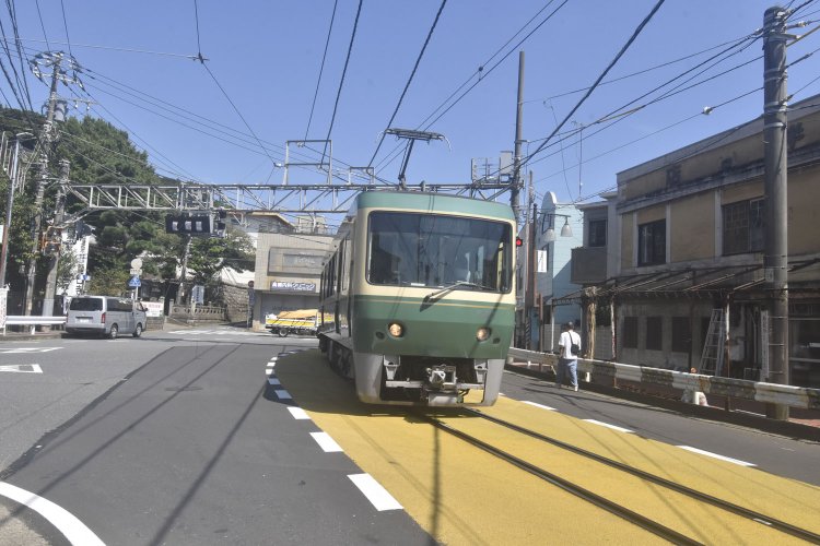 路面電車区間を走る江ノ電。左手に瀧口寺がある。