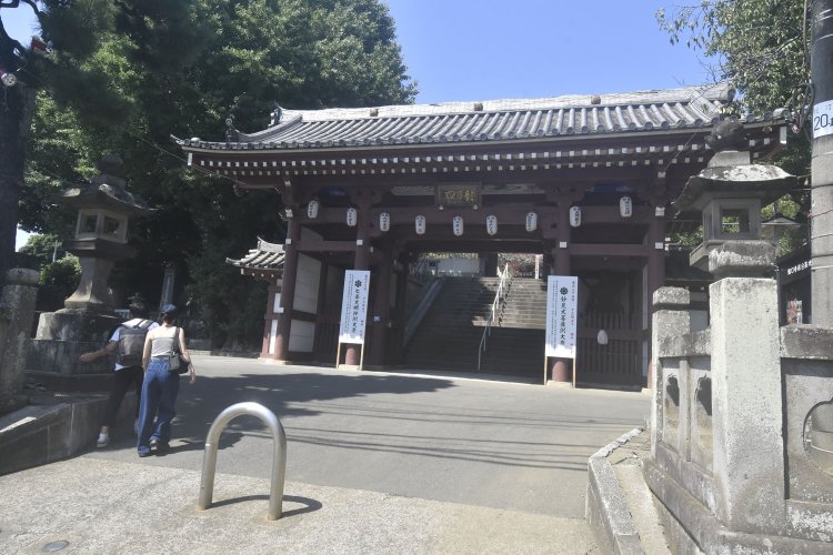 江ノ電からも見える立派な仁王門。