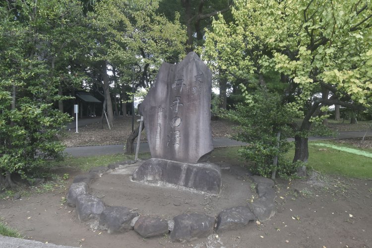 本殿の裏手、南の端に立つ古戦場跡の碑。