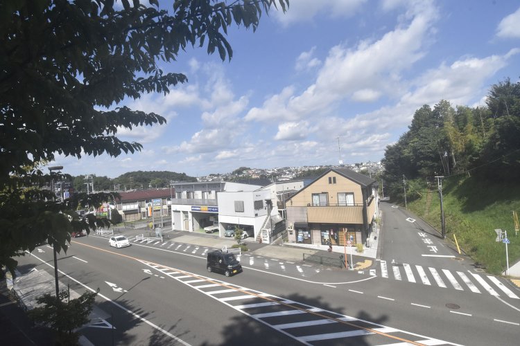 周辺は住宅が広がるが、起伏に富んだ土地なのはわかる。