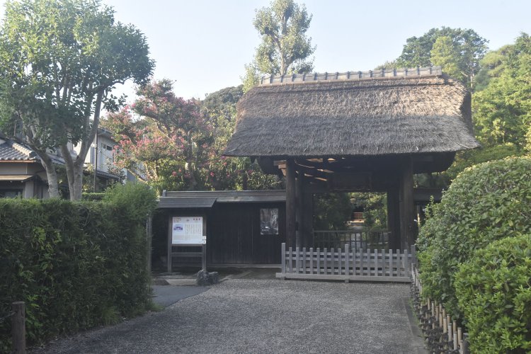茅葺の山門が格調の高さを感じさせる常楽寺。