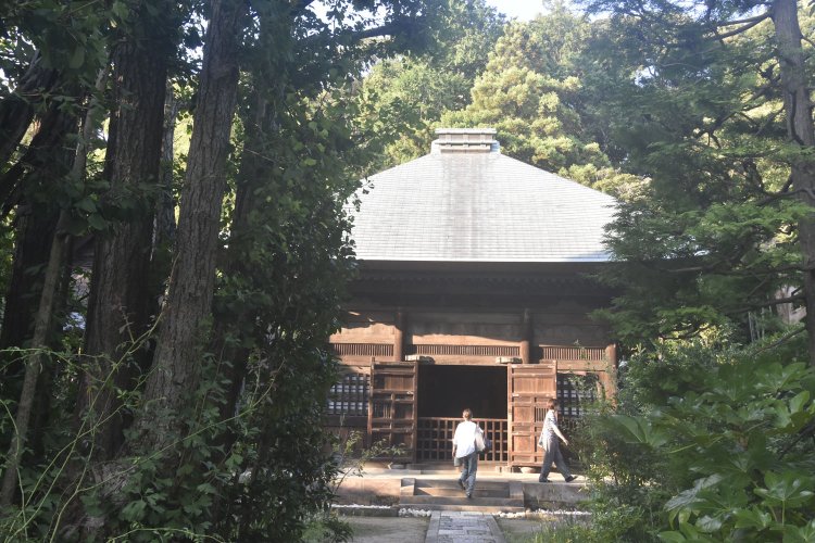山門を抜けると正面に仏殿が見える。