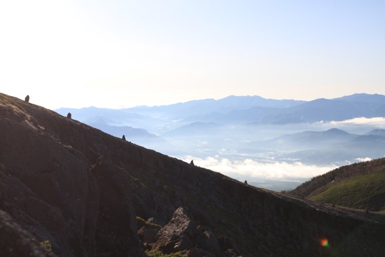 硫黄岳斜面のケルンが美しい。