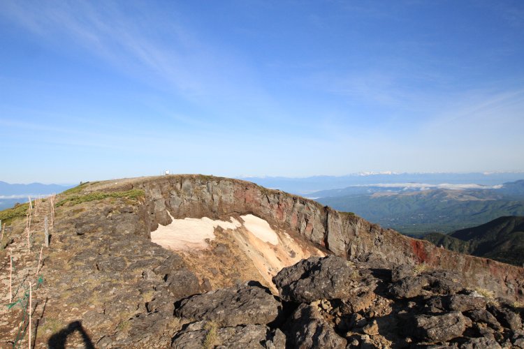 硫黄岳の爆裂火口。奥には北アルプス。
