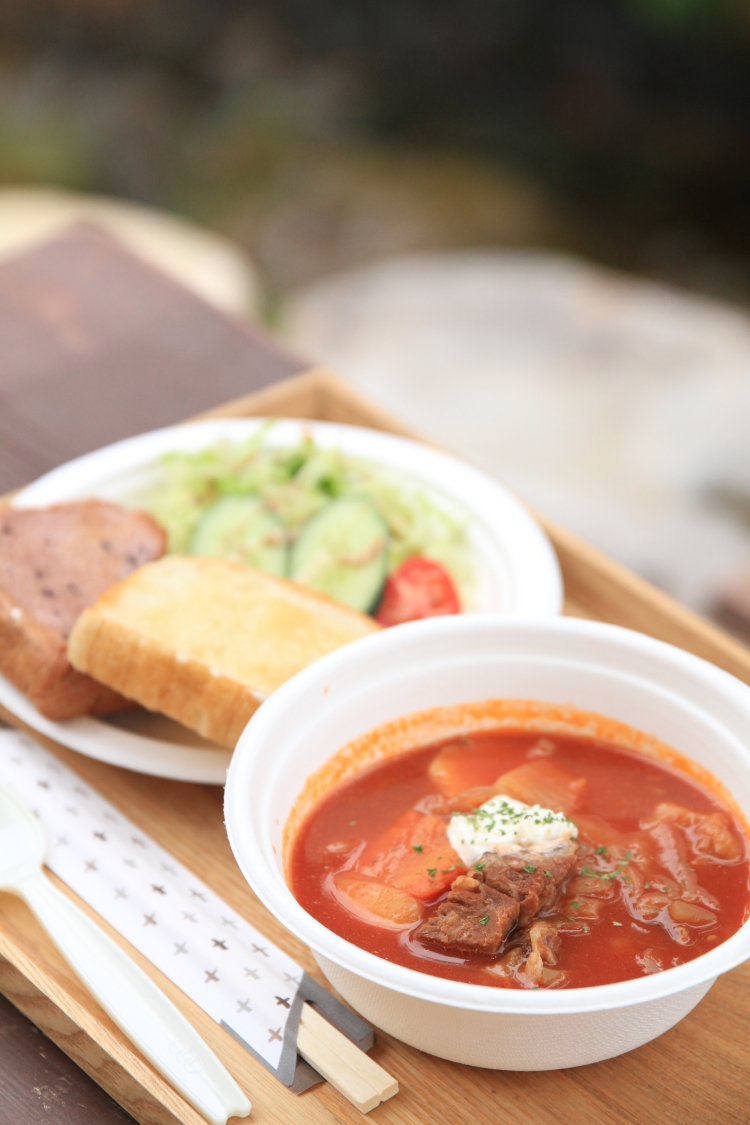 茅野名産の寒天を使ったパンか、ライスが付くランチのボルシチ1300円。