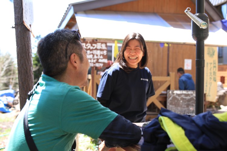 休憩中や行き交うハイカーに、スタッフは積極的に声をかけていた。