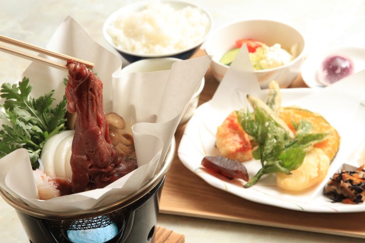 夕食の名物は桜鍋と茅野産野菜の料理。