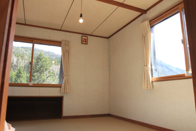 山並みを望む5号室個室。個室・大部屋ともに電源あり。