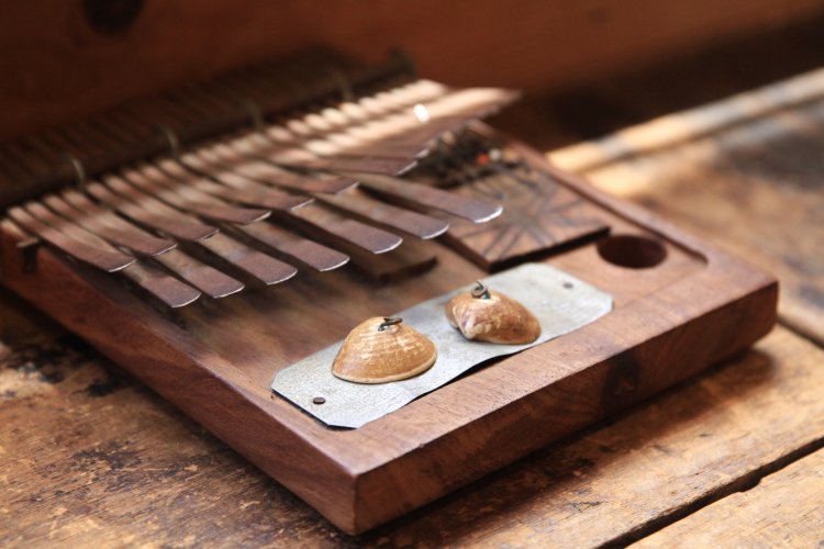 談話室でアフリカの民族楽器・カリンバを発見。