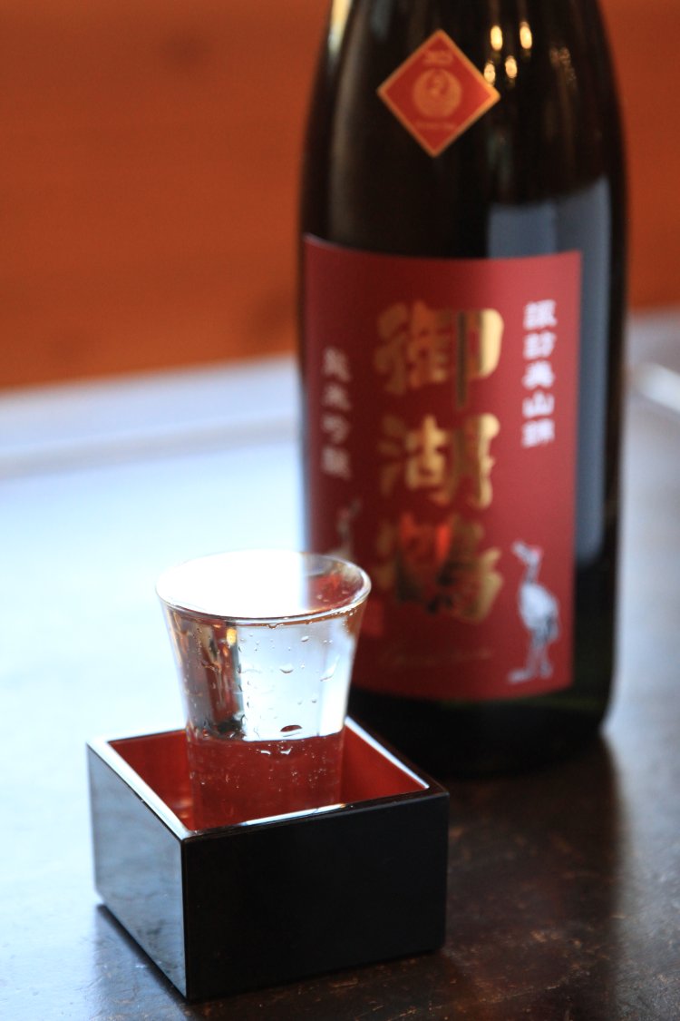 小屋主の大好きな地酒を中心に、日本酒を十数種用意。グラス800円～。