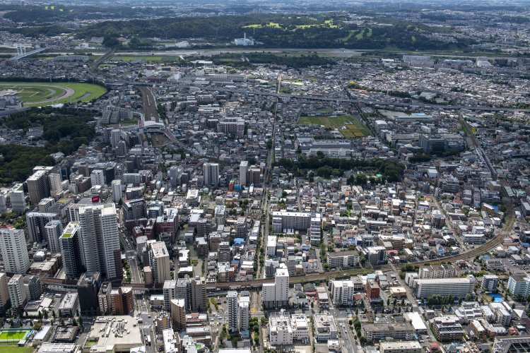 北府中駅方向（北方向）から廃線跡を見る。線路は単線で、この緑道よりも若干細かったと思われる。写真中心部では南武線と交差しており、プレートガーダの橋梁が架かっていた。2024年9月26日撮影。