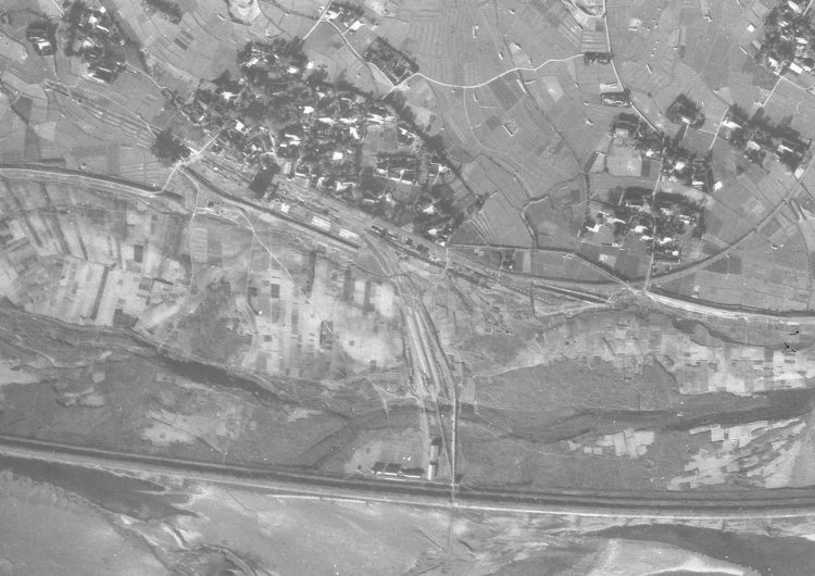 上記空撮写真の左側、下河原貨物駅付近を拡大した。貨物駅構内でスイッチバックするように多摩川へと延びる砂利運搬線路がある。右手で緩やかにカーブするのが下河原線。その線路をクロスしているのは工事用軌道なのか堤防なのか、はっきりしなかった。[八王子　番号：USA コース：R556-No1-128 1947/11/14撮影　米軍]を拡大加工