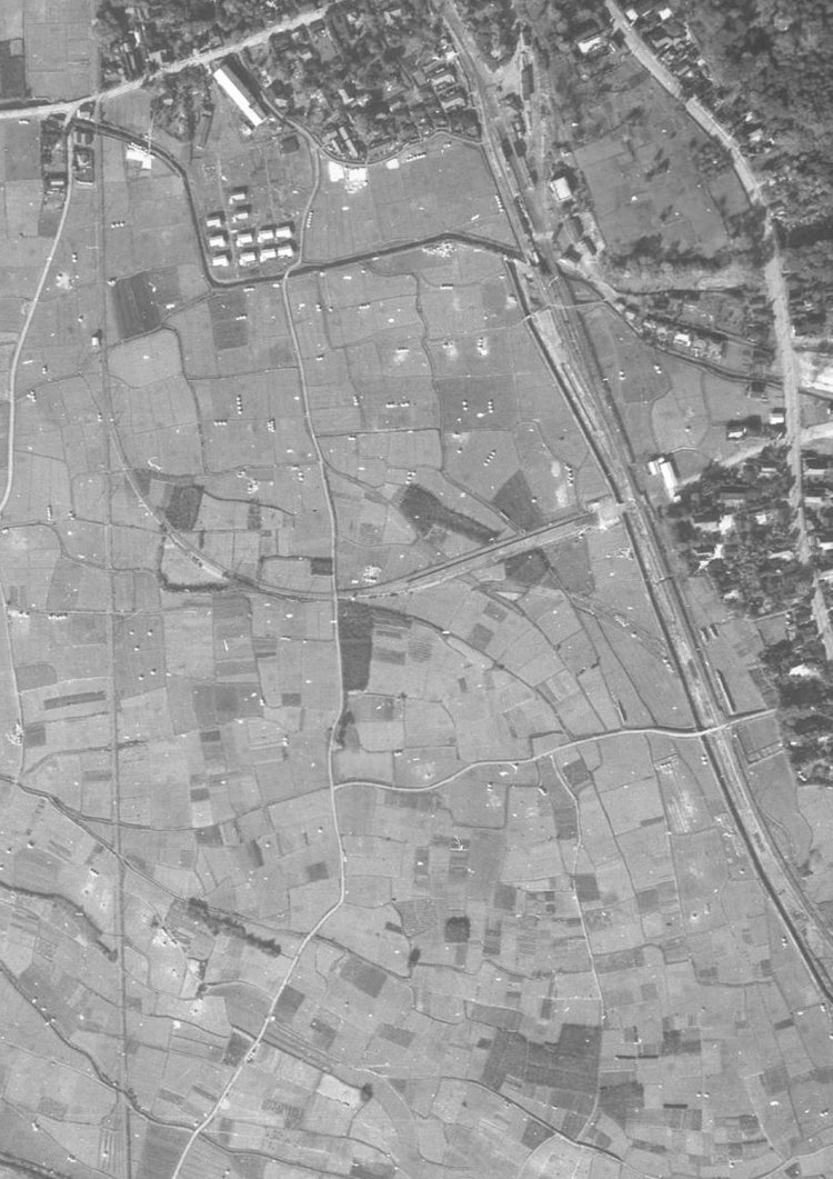 東京競馬場前駅。上下にあるのが南武線の線路で、その線路を潜って駅舎があった。南武線と東京競馬場前駅を結ぶように曲線で造成されているのは、戦前の航空写真にはなかった。一時的な短絡線を造成したのだろうか。　[八王子　番号：USA コース：R556-No1-128 1947/11/14撮影、米軍を拡大加工]。