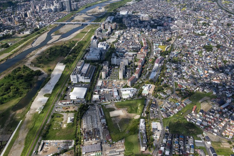 下河原線の終点は下河原貨物駅。その痕跡は分からないほど激変している。写真中心部分に緑道が写っているのは下河原線の廃線跡だ。2024年9月13日撮影。