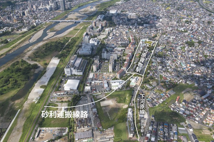 先ほどの航空写真を踏まえて、空撮した写真に加筆した。運搬線路の位置は多摩川の形状から推測。おそらくこのような貨物駅となっていたと思う。2024年9月13日撮影。