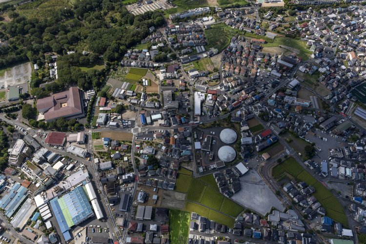 下河原線の醍醐味と言えるのがこの半円状の線形。府中市郷土の森が廃線跡との境界にある。2024年9月13日撮影。