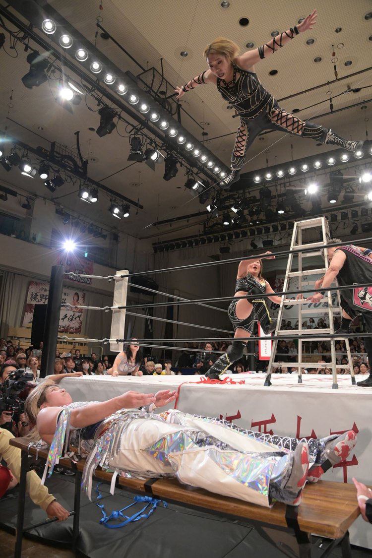 『極悪女王』配信直前イベントの『ネトフリ極悪プロレス』で驚愕の場外ダイブを決めました！　（C）Netflixシリーズ「極悪女王」配信記念イベント ネトフリ極悪プロレス
