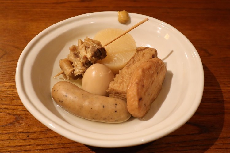 おでん各150円（大根、玉子、牛すじ、ソーセージ、厚揚げ、紅しょうが天）。