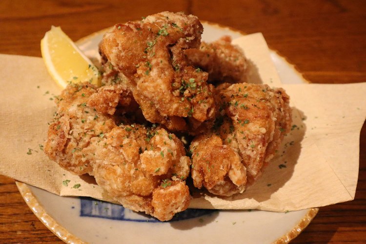 鶏のから揚げ900円は下味がしっかりしていて、ビールに合う♪