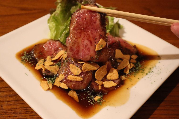 とろっとろの飛騨牛レアステーキ1600円。脂身があってチサコ好み♪