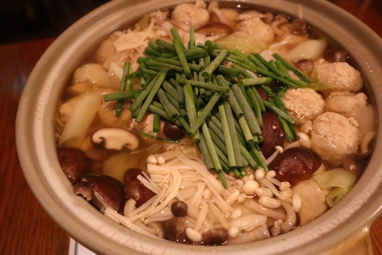 特製鶏つくね塩ちゃんこ鍋2900円（2～3人前）は前日までの予約制です。