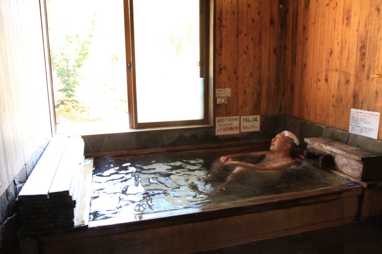 小屋前の湧水を沸かした檜展望風呂。入浴時間は14～17時。